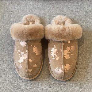 UGG Scuffette II Floral Foil Amphora Slippers - 9